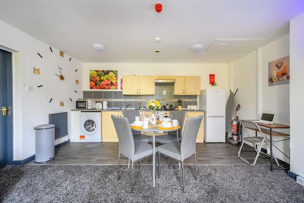 -F5Gh- For Relaxed & Cosy Stay, Free Parking, Wifi Лийдс Екстериор снимка