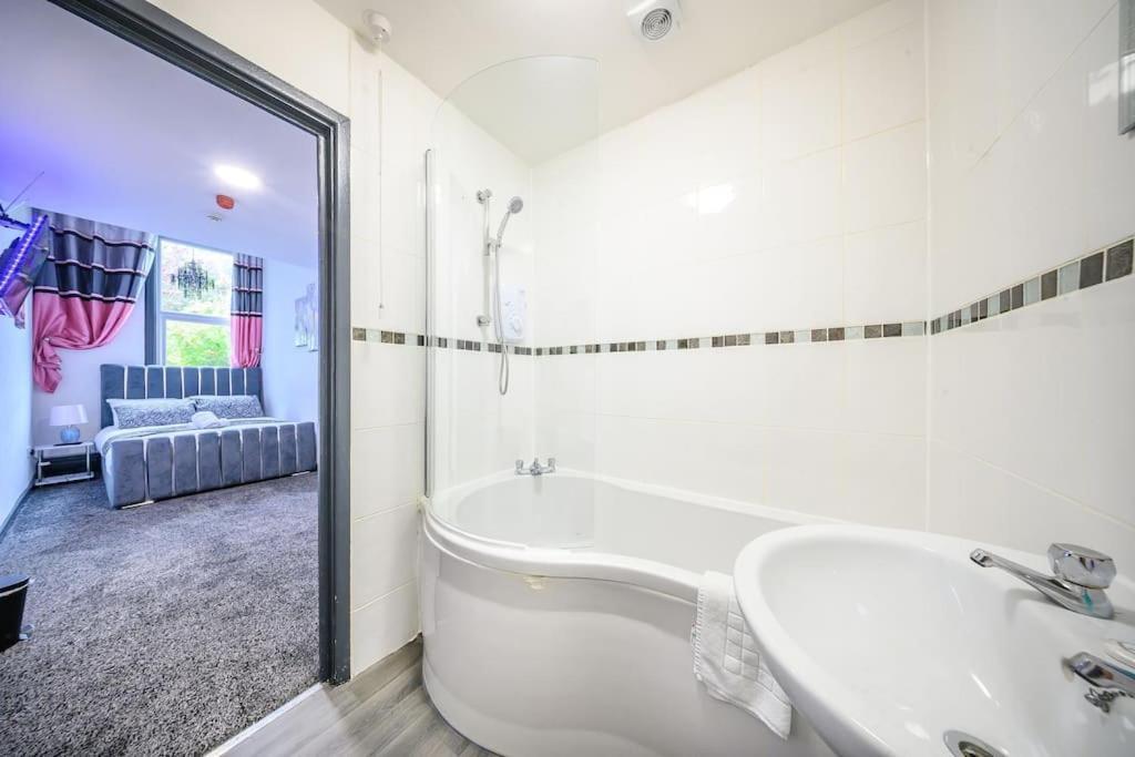 -F5Gh- For Relaxed & Cosy Stay, Free Parking, Wifi Лийдс Екстериор снимка
