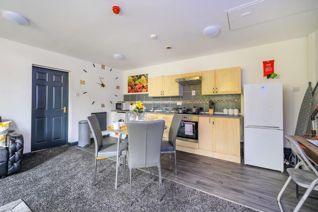 -F5Gh- For Relaxed & Cosy Stay, Free Parking, Wifi Лийдс Екстериор снимка